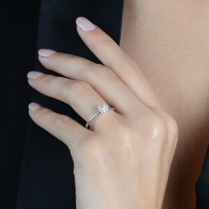 Anel com 9 Pedras de Zircônia Banhado em Ródio