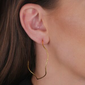 Argola Ondulada Assimétrica Banhado a Ouro 24k