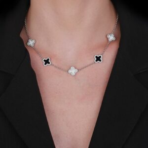 Colar de Trevos Pretos e Brancos Cravejados de Zircônia Banhado em Ródio