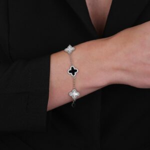 Pulseira Prateada de Trevos Pretos e Brancos Cravejados de Zircônia Banhado em Ródio